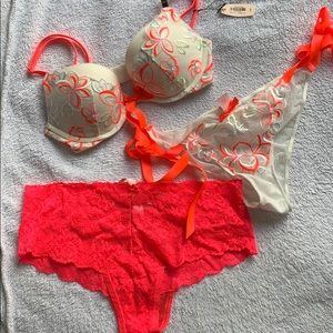 NWT 34 B Very Sexy Bra and M Panties